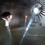 Adorar-a-Dios-en-la-Eucaristia-scaled