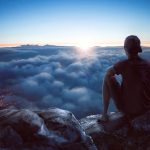 joven-mirando-el-horizonte-como-ejemplo-de-los-horizontes-superiores-son-solo-para-reflexionar-850×0-c-default